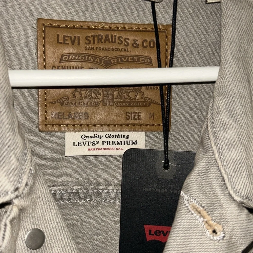 💜Firm Price💜 Levi’s premium relaxed fit trucker jacket - Picture 7 of 9